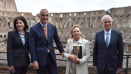 Bakan Ersoy İtalya’daki Göbeklitepe standının kapanış merasimine katıldı