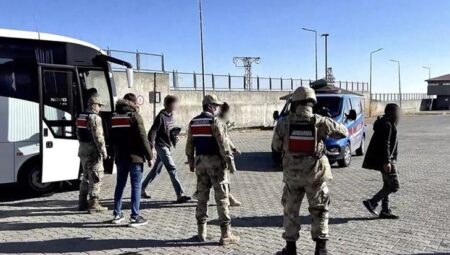 Bakan Yerlikaya duyurdu: 29 göçmen kaçakçılığı organizatörü yakalandı