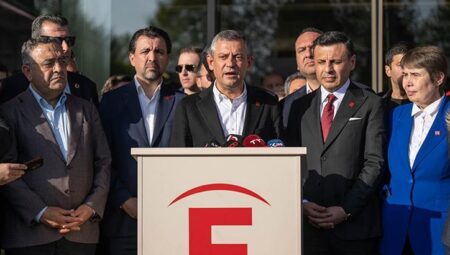 CHP Lideri Özgür Özel’den Sırrı Süreyya Başkan’ın hastanesine ziyaret