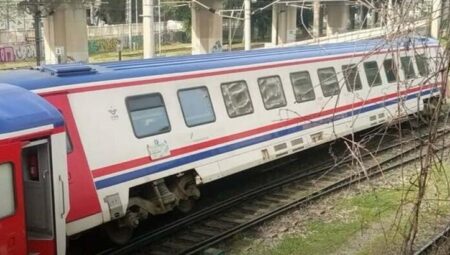 İzmir’de boş yolcu treni vagonu raydan çıktı