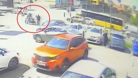 Ataşehir’de motosikletin yayaya çarptığı anlar kamerada