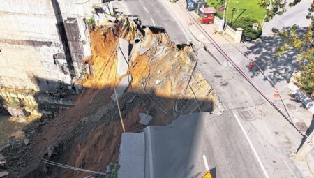 Bir yandan sallanıyor bir yandan çöküyoruz