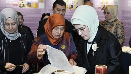 Emine Erdoğan Gizli Kalanlar standının açılışını yaptı