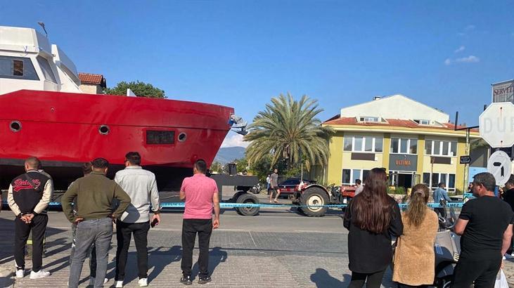 Fethiye’de feci ölüm! Traktörle taşınan tekneden düştü