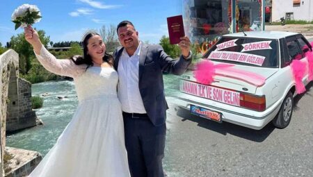 Gelin otomobilindeki yazıyı gören bir daha baktı!