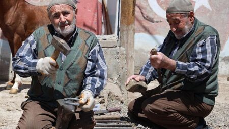 Gençler ‘zor’ diye uzak duruyor o 63 yıldır bu işi yapıyor! Yalnızca 300 TL için…