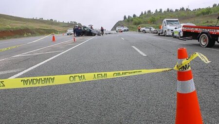 Hafif ticari araç ile araba çarpıştı! Meyyit ve yaralılar var