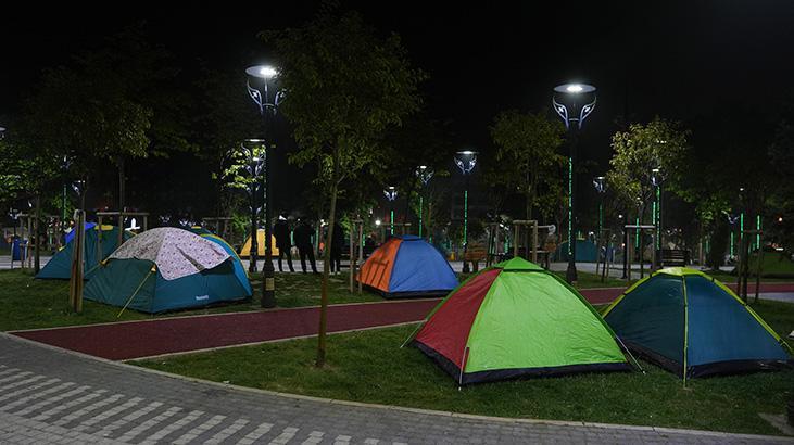 İstanbul’da zelzele korkusu yaşayan kimi vatandaşlar geceyi dışarıda geçirdi