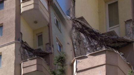 Kadıköy’de balkon çöktü, bina tahliye edildi! İşte son durum…