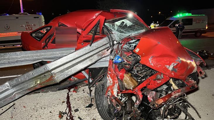 Kocaeli’de araba bariyerlere ok üzere saplandı! 2 kişi hayatını kaybetti