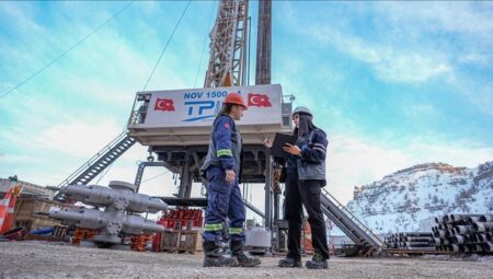 Petrol fiyatlarındaki gerilemenin Türkiye’nin güç faturasını hafifleteceği öngörülüyor