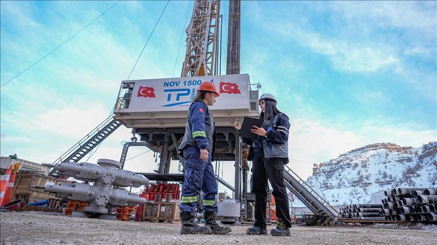 Petrol fiyatlarındaki gerilemenin Türkiye’nin güç faturasını hafifleteceği öngörülüyor