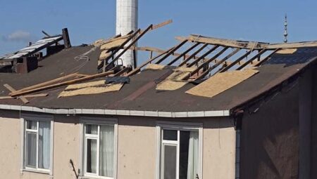 Şiddetli rüzgar Üsküdar’da çatıları uçurdu