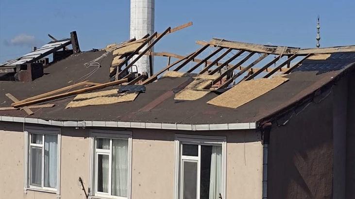 Şiddetli rüzgar Üsküdar’da çatıları uçurdu