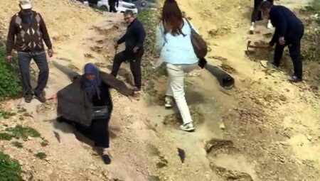 8 metrelik tepede! Hastaneye gidenler çukurları görünce şoke oluyor