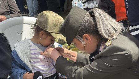 Bayan kumandan, şehit kızının isteğini ağlayarak yerine getirdi! ‘Toplu iğne babama batıyor’