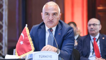 D-8 ülkeleri turizm bakanları Kahire’de bir ortaya geldi