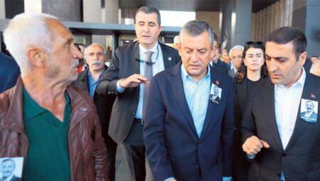 Sabıkalıdan Özel’e yumruk