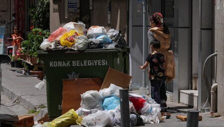 Çalışanlar greve gitti, kent çöp kente dönüştü