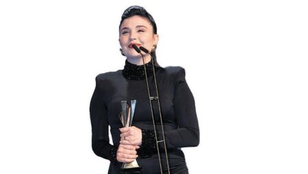 Gözyaşlarını tutamadı