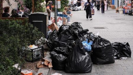 İzmir’de emekçiler greve gitti, sokaklarda çöp yığınları oluştu