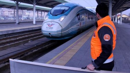YHT istasyonlarındaki “Turuncu Masa” mahzurları kaldırıp ulaşımı kolaylaştırıyor