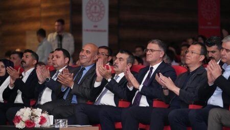 Bakan Tekin Maarif Orkestrası ve Halk Dansları Topluluğu’nun gösterisini izledi