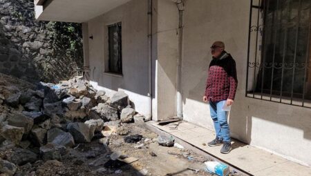 Binanın istinat duvarı çöktü! Mesken sahipleri ile müteahhit mahkemelik oldu