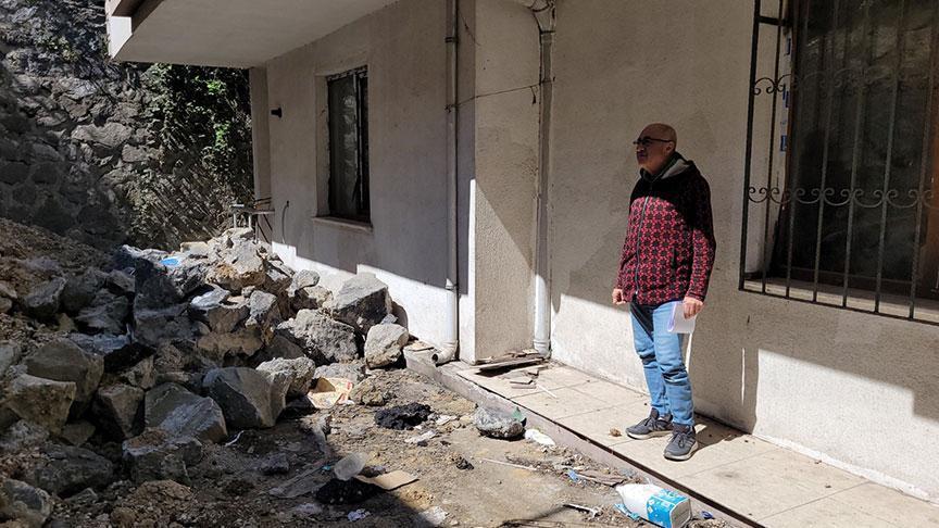 Binanın istinat duvarı çöktü! Mesken sahipleri ile müteahhit mahkemelik oldu