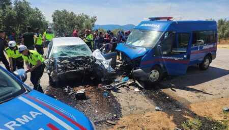 Bursa’da araba ile jandarma minibüsü çarpıştı: 1 meyyit, 2 yaralı