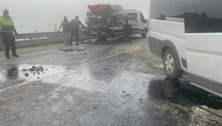 Bursa’da personel servis minibüsü ile araba çarpıştı: 2’si ağır, 12 yaralı