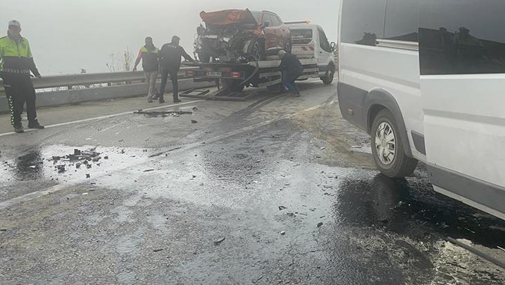 Bursa’da personel servis minibüsü ile araba çarpıştı: 2’si ağır, 12 yaralı