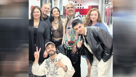 ‘Buzlu Cam’ı birinci sefer seslendirdi