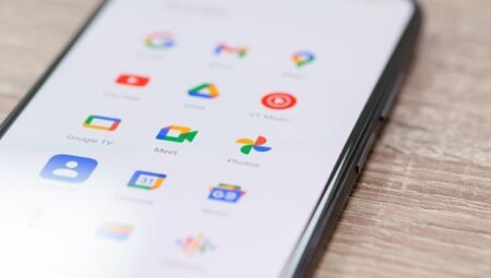 Google Meet’e konuşurken canlı çeviri özelliği geliyor