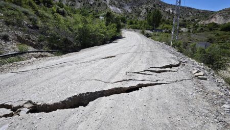 Kentte büyük panik! Yollar ikiye ayrıldı, konutlar yana gerçek eğildi