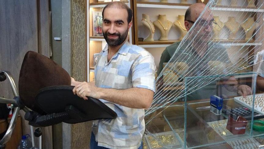 Kuyumcuyu soymaya kalktı… Çalışan sandalye fırlattı