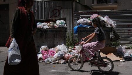 Maaşları eksik yatan belediye çalışanları iş bıraktı! İzmir’de sokaklarda çöp yığınları oluştu