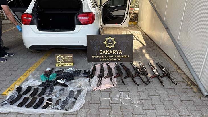 Polis memurunun aracında 9 kaleşnikof ve 5 tabanca ele geçirildi