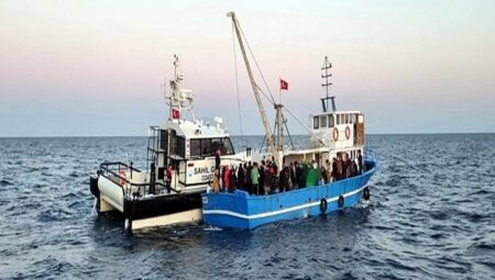 Takımlar balıkçı teknesinde gördüklerine inanamadı! Tam 92 kaçak göçmen