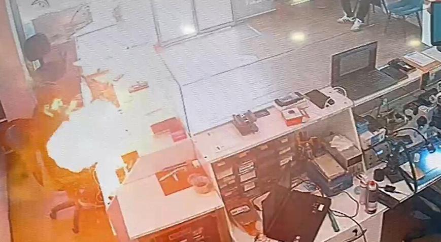 Telefon bataryası bomba üzere patladı! Endişe dolu anlar anbean kaydedildi