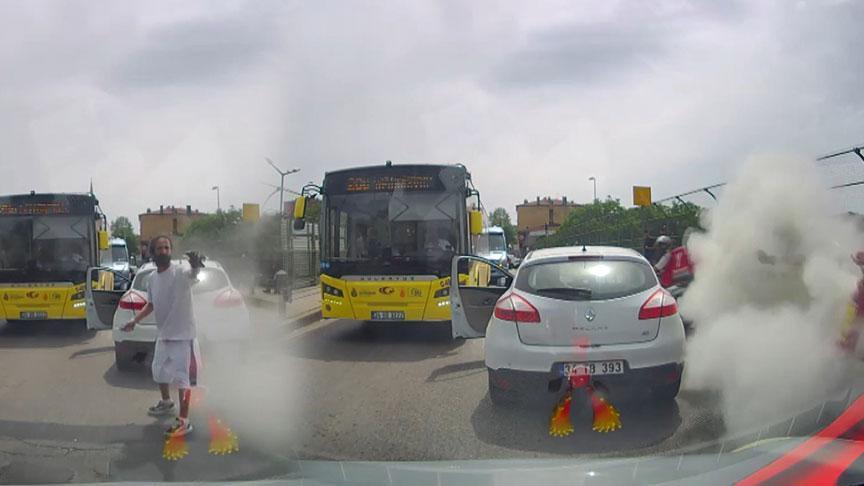 Trafikte dehşet anları! Bıçaklı saldırgana yangın tüpüyle karşılık verdi